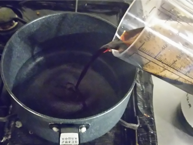 鍋に水、醤油、日本酒を入れ沸騰させます。