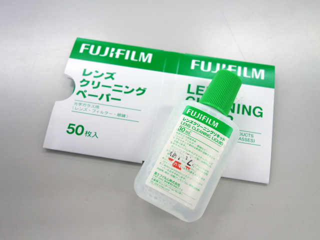 FUJIFILMのレンズクリーニングペーパー（50枚入）とレンズクリーニングリキッド（30ml）