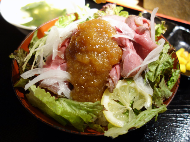 ローストビーフ丼（880円）